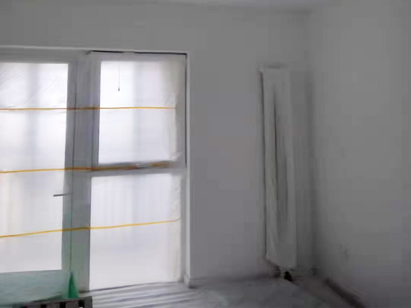 全屋刮大白裝修：刮大白就是在水泥毛糙面上 ，用建筑用的大白粉將墻面刮平刷白，具體步驟首先要基層處理把原有的大白戧掉，查看墻面上有沒(méi)有縫隙，釘子凹槽，銹點(diǎn)。 有縫隙的要填滿石膏，刷墻固墻鏈，之后在房屋頂棚都要滿刮石膏，然后在刮大白，刮大白比較重要，至少要全面的刮兩遍。干后在用打磨砂紙把小包和刮板印道子等磨掉，最后一步就是刷或者噴乳膠漆。