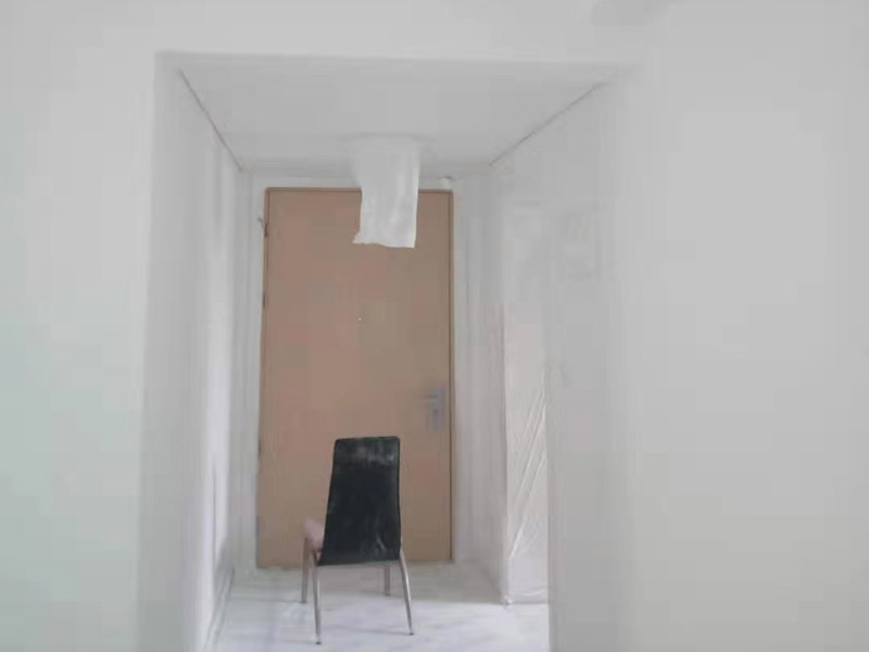 全屋刮大白裝修：刮大白就是在水泥毛糙面上 ，用建筑用的大白粉將墻面刮平刷白，具體步驟首先要基層處理把原有的大白戧掉，查看墻面上有沒(méi)有縫隙，釘子凹槽，銹點(diǎn)。 有縫隙的要填滿石膏，刷墻固墻鏈，之后在房屋頂棚都要滿刮石膏，然后在刮大白，刮大白比較重要，至少要全面的刮兩遍。干后在用打磨砂紙把小包和刮板印道子等磨掉，最后一步就是刷或者噴乳膠漆。