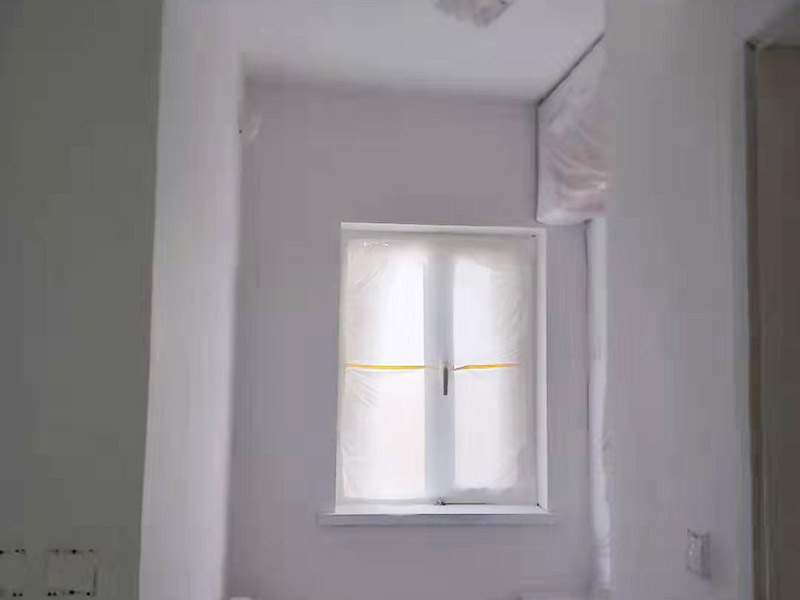 全屋刮大白裝修：刮大白就是在水泥毛糙面上 ，用建筑用的大白粉將墻面刮平刷白，具體步驟首先要基層處理把原有的大白戧掉，查看墻面上有沒(méi)有縫隙，釘子凹槽，銹點(diǎn)。 有縫隙的要填滿石膏，刷墻固墻鏈，之后在房屋頂棚都要滿刮石膏，然后在刮大白，刮大白比較重要，至少要全面的刮兩遍。干后在用打磨砂紙把小包和刮板印道子等磨掉，最后一步就是刷或者噴乳膠漆。