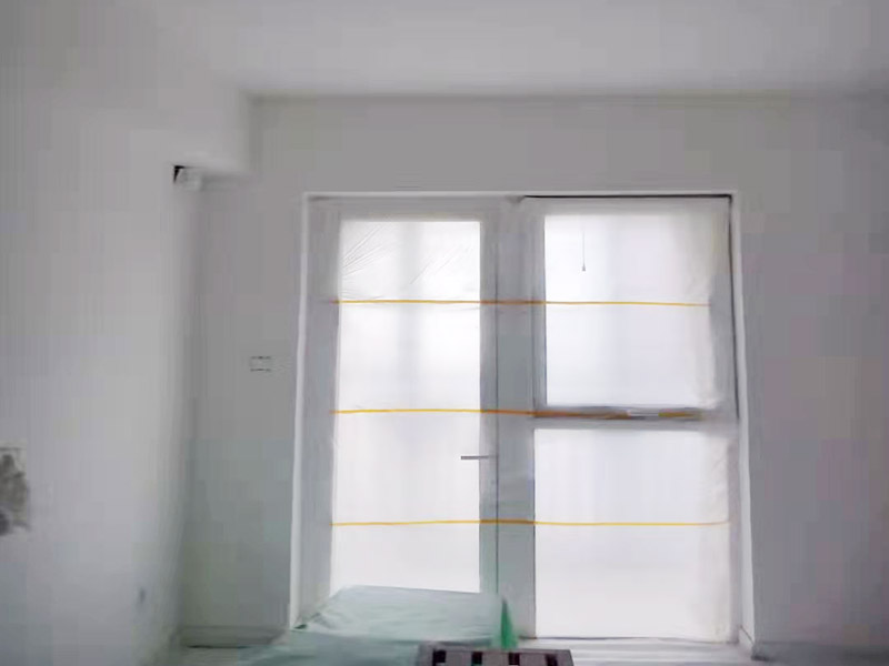 全屋刮大白裝修：刮大白就是在水泥毛糙面上 ，用建筑用的大白粉將墻面刮平刷白，具體步驟首先要基層處理把原有的大白戧掉，查看墻面上有沒(méi)有縫隙，釘子凹槽，銹點(diǎn)。 有縫隙的要填滿石膏，刷墻固墻鏈，之后在房屋頂棚都要滿刮石膏，然后在刮大白，刮大白比較重要，至少要全面的刮兩遍。干后在用打磨砂紙把小包和刮板印道子等磨掉，最后一步就是刷或者噴乳膠漆。