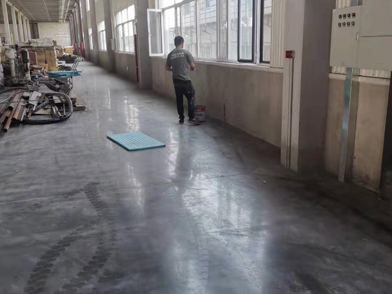 工廠墻裙翻新裝修：在對(duì)工廠墻面翻新時(shí)，必須先清潔以前的墻。如果粉末很嚴(yán)重，必須將其清理干凈。因?yàn)橹暗膲Ρ诳赡芡坑杏推岷腿槟z漆，所以最好在根除后再進(jìn)行涂漆。工廠墻面翻新時(shí)還要進(jìn)行拋光，應(yīng)清理原始?jí)Ρ谏系膱?jiān)固皮膚和浮動(dòng)水槽。如果有一小部分墻壁和裂縫，可以用膩?zhàn)犹畛洹?如果工廠墻面翻新在修復(fù)過程中不全面，并且涂漆過程已經(jīng)完成，那將非常麻煩，等到涂漆項(xiàng)目完成，再去修復(fù)，就很難達(dá)到預(yù)期的效果。而且最大的問題是色差問題，所以在修復(fù)工廠墻面時(shí)一定要小心、全面，不要給以后的項(xiàng)目增加負(fù)擔(dān)。 一般的工廠面積比較大，工廠墻面翻新時(shí)重要是在面漆方面。在上面漆之前，根據(jù)油漆的說明比例搭配，準(zhǔn)備足夠的量以確保所有墻面的顏色相同，免得油漆不足，需要重新調(diào)配，這樣很容易造成色差、不均勻。工廠墻面翻新時(shí)，還應(yīng)選擇優(yōu)質(zhì)的涂料滾筒，使油漆質(zhì)地更均勻，更美觀。