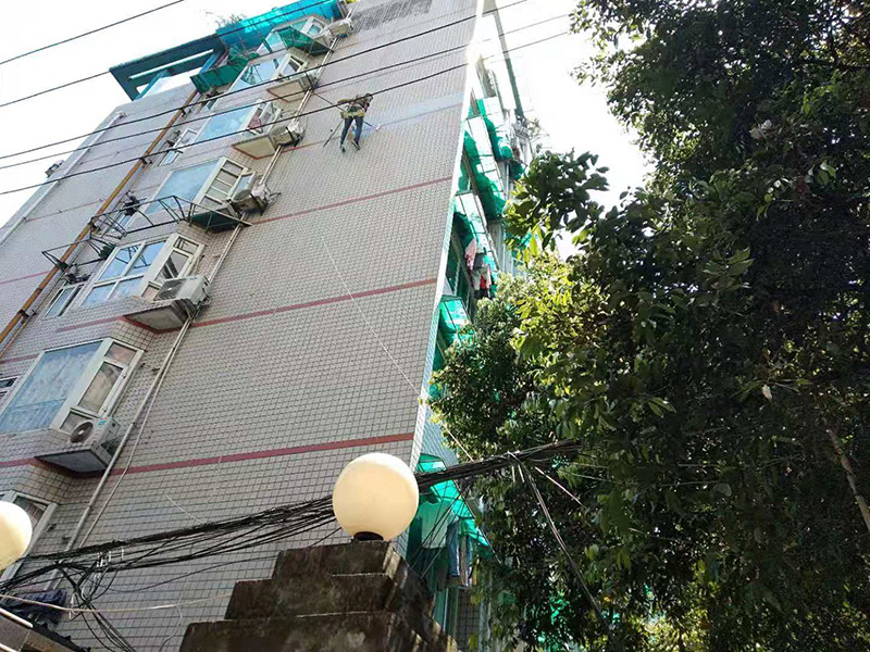 高空外墻防水施工:將局部開裂、起鼓的外墻涂料層鑿開至墻面基層,將窗框與墻體的結(jié)合處開裂的涂層揭開,并將所有鑿開和脫落的墻面用軟質(zhì)刷子清掃干凈,保證其中不存在任何塵土、水泥渣等松散顆粒及松動(dòng)的涂料塊.用JS防水涂料對(duì)墻面進(jìn)行整體涂刷,要求涂刷多遍達(dá)到一定的厚度,以能發(fā)揮防水材料的最佳性能為準(zhǔn).使墻面顏色均勻,平整美觀.