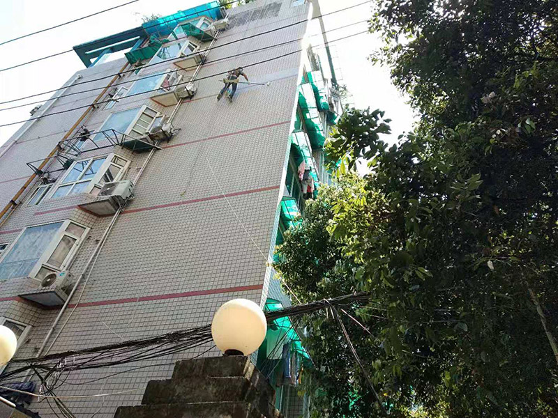 高空外墻防水施工:將局部開裂、起鼓的外墻涂料層鑿開至墻面基層,將窗框與墻體的結(jié)合處開裂的涂層揭開,并將所有鑿開和脫落的墻面用軟質(zhì)刷子清掃干凈,保證其中不存在任何塵土、水泥渣等松散顆粒及松動(dòng)的涂料塊.用JS防水涂料對(duì)墻面進(jìn)行整體涂刷,要求涂刷多遍達(dá)到一定的厚度,以能發(fā)揮防水材料的最佳性能為準(zhǔn).使墻面顏色均勻,平整美觀.