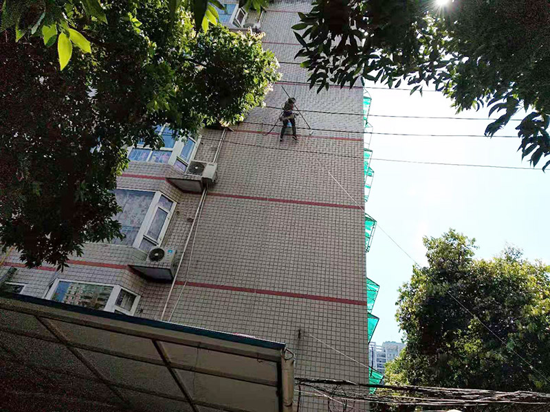 高空外墻防水施工:將局部開裂、起鼓的外墻涂料層鑿開至墻面基層,將窗框與墻體的結(jié)合處開裂的涂層揭開,并將所有鑿開和脫落的墻面用軟質(zhì)刷子清掃干凈,保證其中不存在任何塵土、水泥渣等松散顆粒及松動(dòng)的涂料塊.用JS防水涂料對(duì)墻面進(jìn)行整體涂刷,要求涂刷多遍達(dá)到一定的厚度,以能發(fā)揮防水材料的最佳性能為準(zhǔn).使墻面顏色均勻,平整美觀.