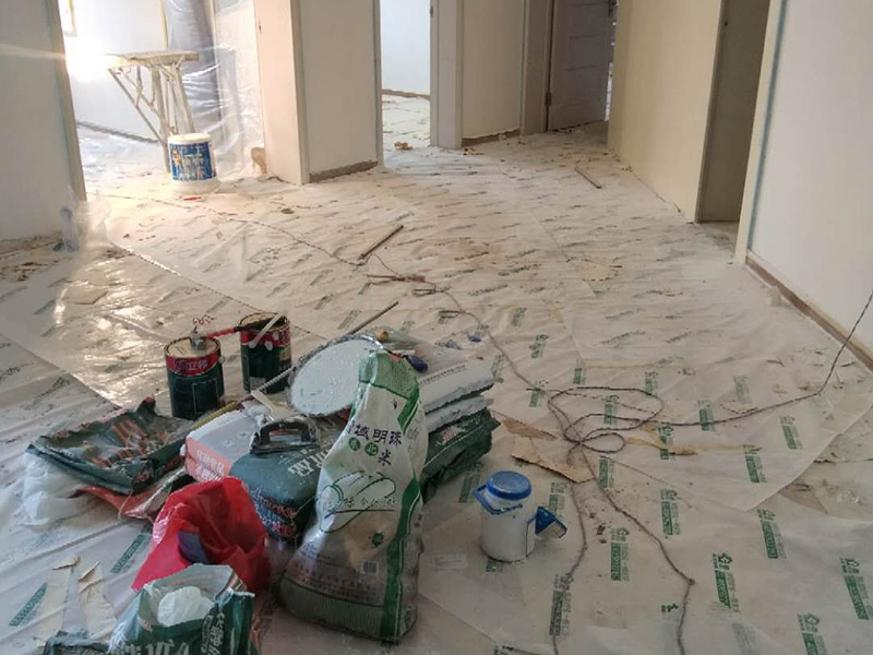 全屋整體裝修翻新：在墻面翻新前，需要先將舊漆面鏟除干凈，之后在進(jìn)行打磨，將墻面的浮沉雜物都清理干凈。如果墻面有凹凸不平的情況，要先用膩?zhàn)有扪a(bǔ)，如果墻面出現(xiàn)空鼓的現(xiàn)象，也要將整面的墻皮進(jìn)行鏟除，才能做后續(xù)的處理。 膩?zhàn)拥奶幚碇攸c(diǎn)有兩點(diǎn)注意事項(xiàng)，一是在刮膩?zhàn)又埃褖γ娴钠秸扔贸咦訙y(cè)試好，如果有不平整的位置，就需要用膩?zhàn)訉?shí)行多次的修補(bǔ)，而在每一次刮完膩?zhàn)又?，還需要用砂紙對(duì)墻面實(shí)行打磨，使得墻面更加的平整光滑。 油漆的涂刷是墻面翻新至關(guān)重要的一步。在涂刷時(shí)應(yīng)當(dāng)遵照一底兩面的原則，即刷1遍底漆，再刷2遍面漆，要留意的是，兩次涂刷的時(shí)間不可以太近，要確保前一遍的涂刷油漆已經(jīng)干了之后，才可以接著進(jìn)行下一遍的涂刷，這樣才能確保涂刷質(zhì)量。