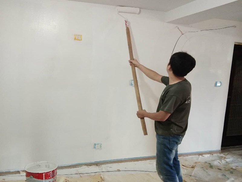 全屋整體裝修翻新：在墻面翻新前，需要先將舊漆面鏟除干凈，之后在進(jìn)行打磨，將墻面的浮沉雜物都清理干凈。如果墻面有凹凸不平的情況，要先用膩?zhàn)有扪a(bǔ)，如果墻面出現(xiàn)空鼓的現(xiàn)象，也要將整面的墻皮進(jìn)行鏟除，才能做后續(xù)的處理。 膩?zhàn)拥奶幚碇攸c(diǎn)有兩點(diǎn)注意事項(xiàng)，一是在刮膩?zhàn)又?，要把墻面的平整度用尺子測(cè)試好，如果有不平整的位置，就需要用膩?zhàn)訉?shí)行多次的修補(bǔ)，而在每一次刮完膩?zhàn)又?，還需要用砂紙對(duì)墻面實(shí)行打磨，使得墻面更加的平整光滑。 油漆的涂刷是墻面翻新至關(guān)重要的一步。在涂刷時(shí)應(yīng)當(dāng)遵照一底兩面的原則，即刷1遍底漆，再刷2遍面漆，要留意的是，兩次涂刷的時(shí)間不可以太近，要確保前一遍的涂刷油漆已經(jīng)干了之后，才可以接著進(jìn)行下一遍的涂刷，這樣才能確保涂刷質(zhì)量。