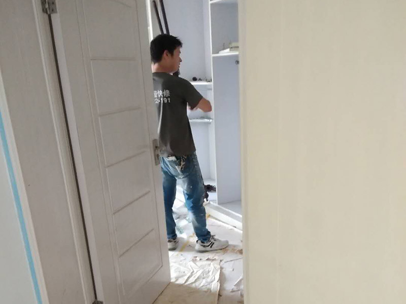 全屋整體裝修翻新：在墻面翻新前，需要先將舊漆面鏟除干凈，之后在進(jìn)行打磨，將墻面的浮沉雜物都清理干凈。如果墻面有凹凸不平的情況，要先用膩?zhàn)有扪a(bǔ)，如果墻面出現(xiàn)空鼓的現(xiàn)象，也要將整面的墻皮進(jìn)行鏟除，才能做后續(xù)的處理。 膩?zhàn)拥奶幚碇攸c(diǎn)有兩點(diǎn)注意事項(xiàng)，一是在刮膩?zhàn)又?，要把墻面的平整度用尺子測(cè)試好，如果有不平整的位置，就需要用膩?zhàn)訉?shí)行多次的修補(bǔ)，而在每一次刮完膩?zhàn)又螅€需要用砂紙對(duì)墻面實(shí)行打磨，使得墻面更加的平整光滑。 油漆的涂刷是墻面翻新至關(guān)重要的一步。在涂刷時(shí)應(yīng)當(dāng)遵照一底兩面的原則，即刷1遍底漆，再刷2遍面漆，要留意的是，兩次涂刷的時(shí)間不可以太近，要確保前一遍的涂刷油漆已經(jīng)干了之后，才可以接著進(jìn)行下一遍的涂刷，這樣才能確保涂刷質(zhì)量。