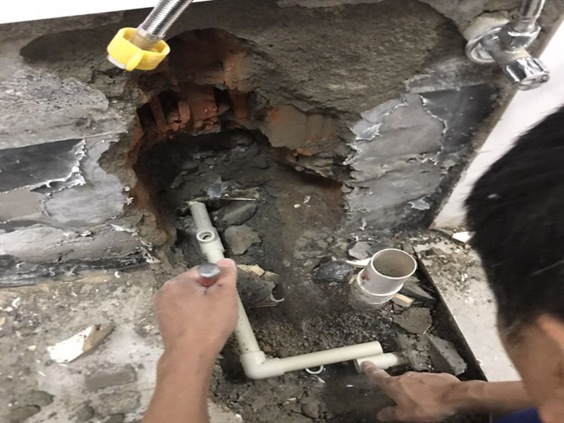管道檢測(cè)更換維修：這個(gè)要取決于你的衛(wèi)生間是否帶有沉箱。如果帶有沉箱，所有的排水口的管都是鋪設(shè)在沉箱下面，在通過(guò)沉箱的排水管通道排水總管去的，那樣我們只需要在沉箱里面的管道進(jìn)行改動(dòng)即可； 如果是不帶沉箱，一種辦法就是不夠過(guò)排水管的位置進(jìn)行局部抬高，一種就是通過(guò)穿樓板將排水管放置在樓板下面進(jìn)行改動(dòng)鋪設(shè)，但是這個(gè)是要自建房或者別墅才能進(jìn)行，如果是商品房做不了，必須得抬高，一般商品房都是沉箱了的。