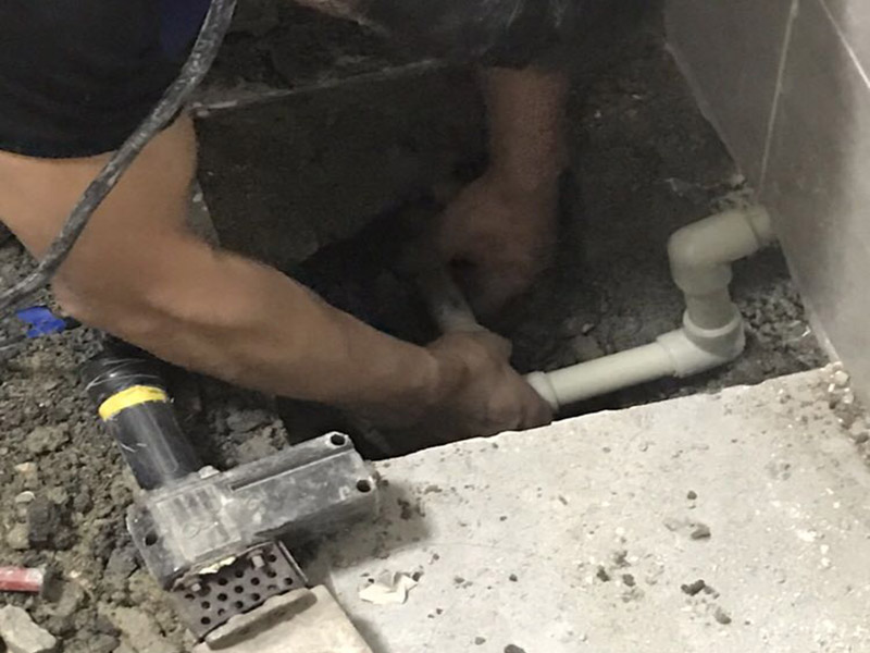 管道檢測(cè)更換維修：這個(gè)要取決于你的衛(wèi)生間是否帶有沉箱。如果帶有沉箱，所有的排水口的管都是鋪設(shè)在沉箱下面，在通過(guò)沉箱的排水管通道排水總管去的，那樣我們只需要在沉箱里面的管道進(jìn)行改動(dòng)即可； 如果是不帶沉箱，一種辦法就是不夠過(guò)排水管的位置進(jìn)行局部抬高，一種就是通過(guò)穿樓板將排水管放置在樓板下面進(jìn)行改動(dòng)鋪設(shè)，但是這個(gè)是要自建房或者別墅才能進(jìn)行，如果是商品房做不了，必須得抬高，一般商品房都是沉箱了的。