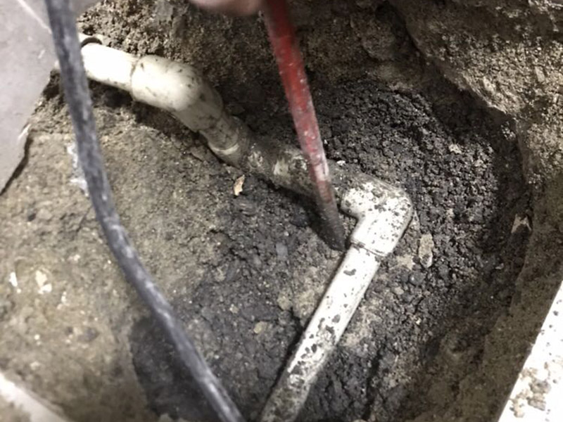 管道檢測(cè)更換維修：這個(gè)要取決于你的衛(wèi)生間是否帶有沉箱。如果帶有沉箱，所有的排水口的管都是鋪設(shè)在沉箱下面，在通過(guò)沉箱的排水管通道排水總管去的，那樣我們只需要在沉箱里面的管道進(jìn)行改動(dòng)即可； 如果是不帶沉箱，一種辦法就是不夠過(guò)排水管的位置進(jìn)行局部抬高，一種就是通過(guò)穿樓板將排水管放置在樓板下面進(jìn)行改動(dòng)鋪設(shè)，但是這個(gè)是要自建房或者別墅才能進(jìn)行，如果是商品房做不了，必須得抬高，一般商品房都是沉箱了的。