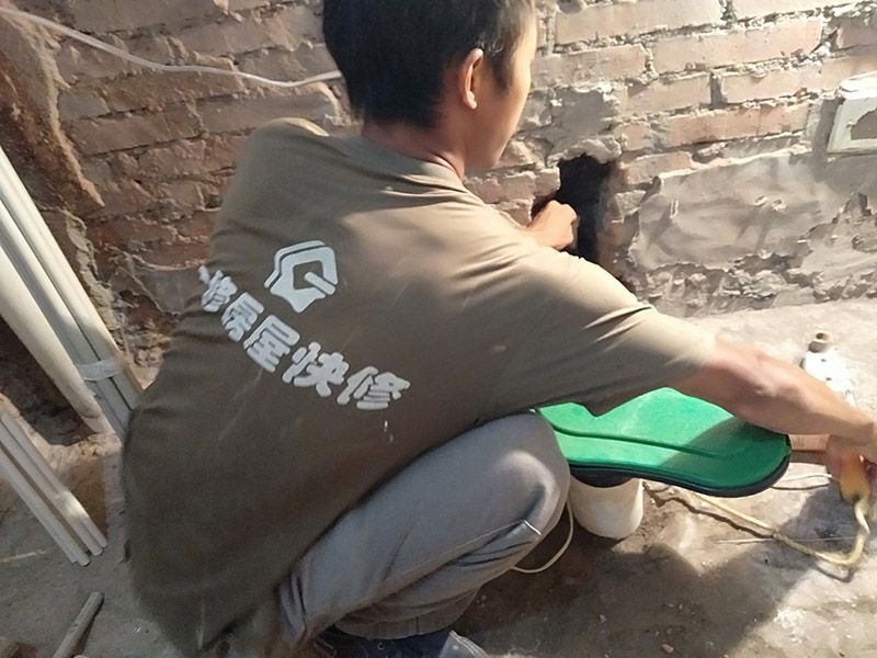 墻內(nèi)水管熱熔堵頭：首先找到漏水接口，更換漏水位置的配件管道。安裝時，先關(guān)閉總閥，再用ppr剪刀截斷漏水的部位，再用ppr熱湯機，再補上一段就可以。也可以擦干漏水部位，用堵漏王堵住接口，也可以用聚氨酯防水粉劑調(diào)水后涂刷在漏水處。