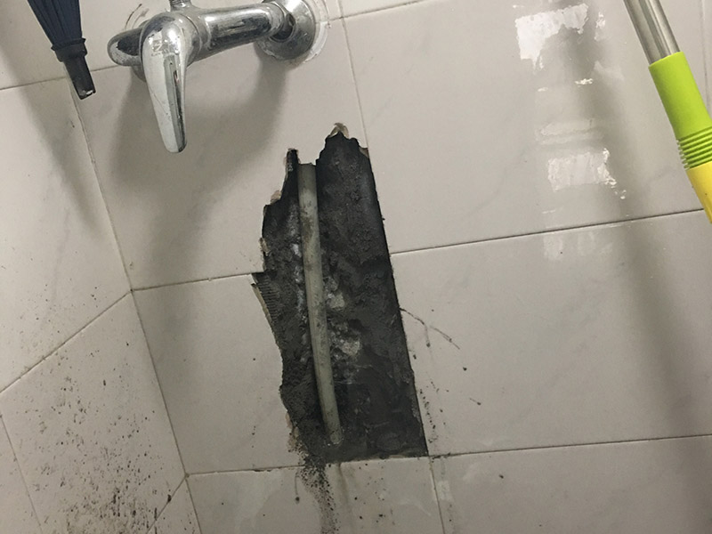 浴室水管漏水維修:除了地板或者天花板以外，可能有時(shí)候也會(huì)在墻上發(fā)現(xiàn)一塊塊的水漬。墻面滲水的原因可能是淋浴區(qū)墻面的防水層沒(méi)有做好，因此水會(huì)蔓延到其他的墻面去。另一個(gè)可能的原因就是在粉刷墻壁的時(shí)候，施作人員沒(méi)有等油漆干涂就馬上上第二或者第三層，這樣子會(huì)造成水氣悶在墻壁里，產(chǎn)生滲水的問(wèn)題。 首先我們必須先找出滲漏的源頭，然后再重新施作防水層。另外如果你需要把舊的油漆層換掉、再重新涂上防水漆的時(shí)候，要記得要等第一層完全干透后再繼續(xù)后續(xù)的粉刷程序。