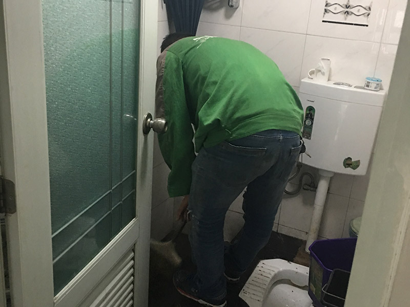 浴室水管漏水維修:除了地板或者天花板以外，可能有時(shí)候也會(huì)在墻上發(fā)現(xiàn)一塊塊的水漬。墻面滲水的原因可能是淋浴區(qū)墻面的防水層沒(méi)有做好，因此水會(huì)蔓延到其他的墻面去。另一個(gè)可能的原因就是在粉刷墻壁的時(shí)候，施作人員沒(méi)有等油漆干涂就馬上上第二或者第三層，這樣子會(huì)造成水氣悶在墻壁里，產(chǎn)生滲水的問(wèn)題。 首先我們必須先找出滲漏的源頭，然后再重新施作防水層。另外如果你需要把舊的油漆層換掉、再重新涂上防水漆的時(shí)候，要記得要等第一層完全干透后再繼續(xù)后續(xù)的粉刷程序。
