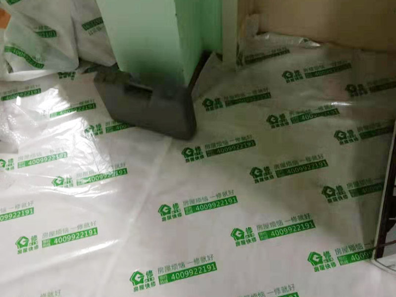 現(xiàn)場家具保護:利用塑料薄膜將業(yè)主家的衣柜、榻榻米等家具，都做好了保護工作，避免膩子油漆等材料弄到家具上，對后期的衛(wèi)生清理帶來麻煩；主要是為了方便施工的，避免在批膩子時，把膩子批到家具上，或者是在噴乳膠漆時，濺到家具上，這樣一來，后面在清理時就麻煩多了；