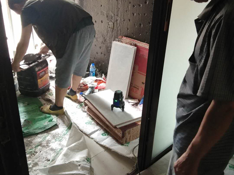 廚房改造維修：拆除。不管是新房舊房，可能都會(huì)面臨拆除的問(wèn)題。如果是舊房改造，就需要首先拆除墻面和地面原有的瓷磚，拆除吊頂，拆除原有的廚具、燈具等;如果是新房想改變?cè)瓉?lái)廚房的格局，也會(huì)首先面臨拆墻的任務(wù)。 二、水路、電路改造。大多數(shù)人都愿意將水路、電路做成暗管，因?yàn)楸容^美觀。水電路隱患工程，所以一定做到安全。三、墻面地面、抹灰找平。地面、墻面拆除后，水泥找平墻地面不平整的位置，這將有利于下一步做防水。四、做防水。水泥干透后，在墻面和地面刷涂防水涂料2到3遍，做24小時(shí)試水試驗(yàn)。
