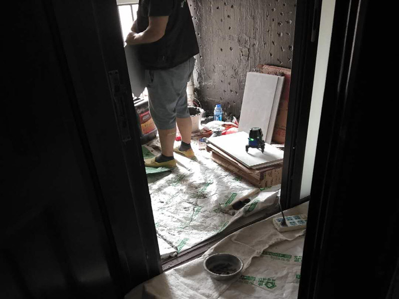 廚房改造維修：拆除。不管是新房舊房，可能都會(huì)面臨拆除的問(wèn)題。如果是舊房改造，就需要首先拆除墻面和地面原有的瓷磚，拆除吊頂，拆除原有的廚具、燈具等;如果是新房想改變?cè)瓉?lái)廚房的格局，也會(huì)首先面臨拆墻的任務(wù)。 二、水路、電路改造。大多數(shù)人都愿意將水路、電路做成暗管，因?yàn)楸容^美觀。水電路隱患工程，所以一定做到安全。三、墻面地面、抹灰找平。地面、墻面拆除后，水泥找平墻地面不平整的位置，這將有利于下一步做防水。四、做防水。水泥干透后，在墻面和地面刷涂防水涂料2到3遍，做24小時(shí)試水試驗(yàn)。