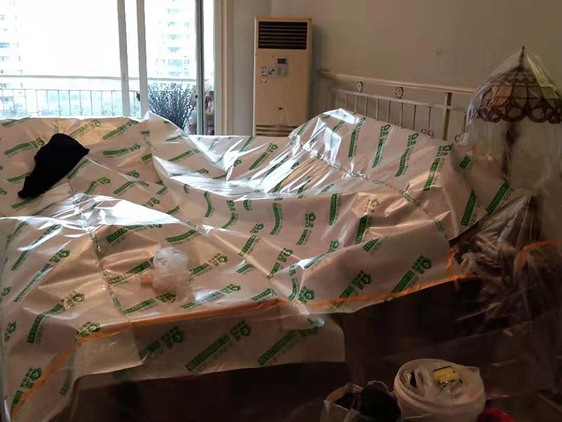全屋家具成品保護(hù)：滿鋪成品瓦楞紙板，再用干凈彩條布滿鋪在普通石膏板上，在彩條布交接處及轉(zhuǎn)角處用膠帶固定，也可選用木芯板或三夾板。材料選用視上人、車情況而定。 所有成品飾面板在安裝好后必須用PE保護(hù)膜覆蓋包起來(lái)，所有成品飾面板的陽(yáng)角位必須用硬質(zhì)紙護(hù)角或泡沫棉進(jìn)行保護(hù)性包裝，防止交被其他施工人員碰撞。 1、入戶門扇用公司統(tǒng)一的門貼進(jìn)行全面包裹保護(hù)，用透明膠帶將保護(hù)膜粘貼牢固平整。 2、用標(biāo)準(zhǔn)保護(hù)膜將門框三面保護(hù)完整并固定牢固。 3、工程完工后拆除保護(hù)膜時(shí)如果有粘貼時(shí)的膠痕，應(yīng)用酒精或?qū)Ｓ玫那逦蹌┣宄z痕。