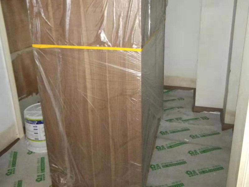 全屋家具成品保護(hù)：滿鋪成品瓦楞紙板，再用干凈彩條布滿鋪在普通石膏板上，在彩條布交接處及轉(zhuǎn)角處用膠帶固定，也可選用木芯板或三夾板。材料選用視上人、車情況而定。 所有成品飾面板在安裝好后必須用PE保護(hù)膜覆蓋包起來(lái)，所有成品飾面板的陽(yáng)角位必須用硬質(zhì)紙護(hù)角或泡沫棉進(jìn)行保護(hù)性包裝，防止交被其他施工人員碰撞。 1、入戶門扇用公司統(tǒng)一的門貼進(jìn)行全面包裹保護(hù)，用透明膠帶將保護(hù)膜粘貼牢固平整。 2、用標(biāo)準(zhǔn)保護(hù)膜將門框三面保護(hù)完整并固定牢固。 3、工程完工后拆除保護(hù)膜時(shí)如果有粘貼時(shí)的膠痕，應(yīng)用酒精或?qū)Ｓ玫那逦蹌┣宄z痕。