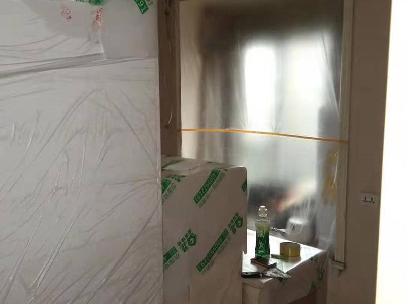 全屋家具成品保護(hù)：滿鋪成品瓦楞紙板，再用干凈彩條布滿鋪在普通石膏板上，在彩條布交接處及轉(zhuǎn)角處用膠帶固定，也可選用木芯板或三夾板。材料選用視上人、車情況而定。 所有成品飾面板在安裝好后必須用PE保護(hù)膜覆蓋包起來(lái)，所有成品飾面板的陽(yáng)角位必須用硬質(zhì)紙護(hù)角或泡沫棉進(jìn)行保護(hù)性包裝，防止交被其他施工人員碰撞。 1、入戶門扇用公司統(tǒng)一的門貼進(jìn)行全面包裹保護(hù)，用透明膠帶將保護(hù)膜粘貼牢固平整。 2、用標(biāo)準(zhǔn)保護(hù)膜將門框三面保護(hù)完整并固定牢固。 3、工程完工后拆除保護(hù)膜時(shí)如果有粘貼時(shí)的膠痕，應(yīng)用酒精或?qū)Ｓ玫那逦蹌┣宄z痕。