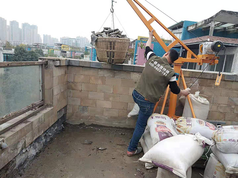 屋頂機(jī)器運(yùn)建渣：建筑垃圾破碎過(guò)程通常包括建筑垃圾篩選操作，并且破碎部分的總和構(gòu)成破碎的變臉流程。在粉碎過(guò)程中，通常使用兩個(gè)或三個(gè)破碎階段。兩級(jí)破碎過(guò)程分為兩部分：開(kāi)放式和封閉式。建筑垃圾處理設(shè)備產(chǎn)品的破碎粒度應(yīng)符合用戶要求，同時(shí)滿足要求，確保機(jī)器內(nèi)部的正常運(yùn)行不受影響。在建筑垃圾處理生產(chǎn)過(guò)程中，根據(jù)垃圾處理的類型和破碎粒度，破碎階段是更重要的階段。在毀壞建筑垃圾處理設(shè)備的過(guò)程中，一般來(lái)說(shuō)，建筑垃圾破碎機(jī)的破碎是由初級(jí)破碎引起的。在破碎過(guò)程的兩個(gè)階段中，大量的垃圾處理使用閉路過(guò)程來(lái)工作。