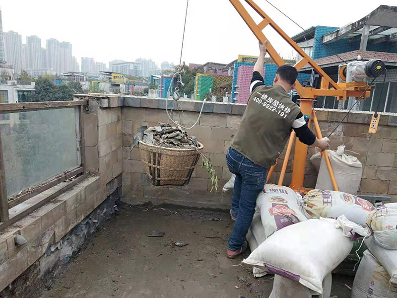 屋頂機(jī)器運(yùn)建渣：建筑垃圾破碎過(guò)程通常包括建筑垃圾篩選操作，并且破碎部分的總和構(gòu)成破碎的變臉流程。在粉碎過(guò)程中，通常使用兩個(gè)或三個(gè)破碎階段。兩級(jí)破碎過(guò)程分為兩部分：開(kāi)放式和封閉式。建筑垃圾處理設(shè)備產(chǎn)品的破碎粒度應(yīng)符合用戶要求，同時(shí)滿足要求，確保機(jī)器內(nèi)部的正常運(yùn)行不受影響。在建筑垃圾處理生產(chǎn)過(guò)程中，根據(jù)垃圾處理的類型和破碎粒度，破碎階段是更重要的階段。在毀壞建筑垃圾處理設(shè)備的過(guò)程中，一般來(lái)說(shuō)，建筑垃圾破碎機(jī)的破碎是由初級(jí)破碎引起的。在破碎過(guò)程的兩個(gè)階段中，大量的垃圾處理使用閉路過(guò)程來(lái)工作。