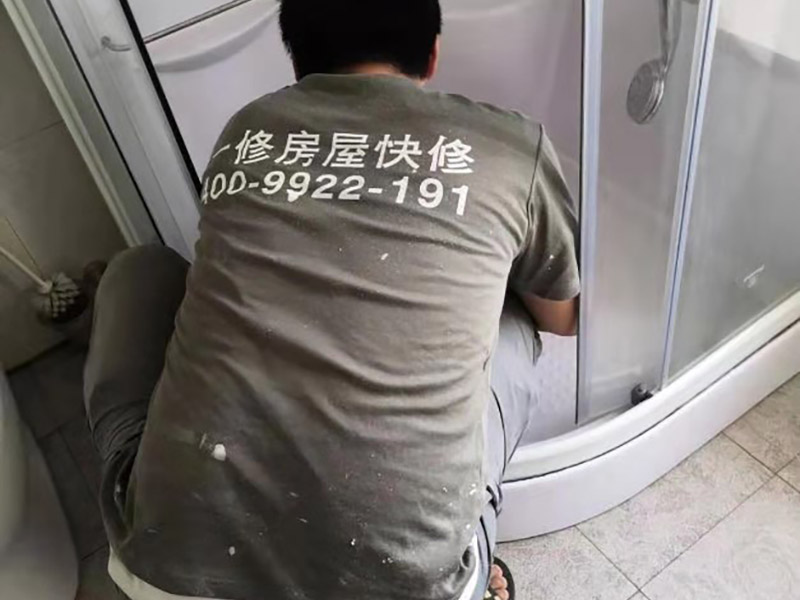 局部改造裝修:水、電路改造是舊房改造最復雜的。在所有的水路改造完成后，要做到管路合理、連接緊密、無跑冒滴漏、無違章拆移。電路的改造方面，如果舊房子使用的是鋁線，一定要拆掉，現(xiàn)代家庭電器很多，按照國家標準，裝修中必須使用2.5毫米銅線，而對于安裝空調等大功率電器的線路則應單獨走一路4平方毫米的線路。在往墻中埋線時必須使用PVC絕緣管。