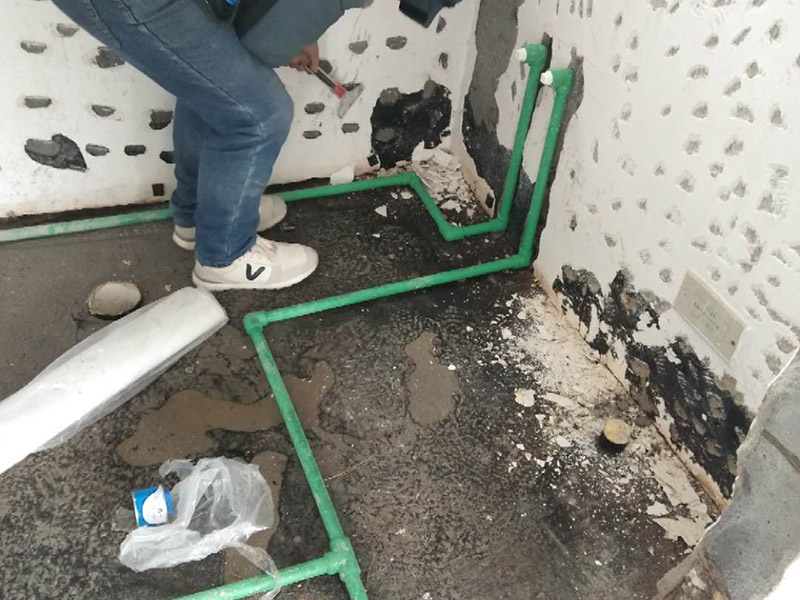 全屋裝修管道布線：第一步：材料進場與檢驗，并核對水電階段的材料品牌規(guī)格。因為就水電改造而言，劣質(zhì)的水電材料會直接影響日常使用甚至可能危害到人身和財產(chǎn)的安全。 第二步：彈線定位標記水管電線的位置，走向要求橫平豎直，然后就是開槽工作。開槽處主要是確定開槽路線，線路開槽可遵循下面三個原則：不破壞原有強電原則、不破壞防水原則，線路最短原則。通過用線的多少來確定PVC管的用料，同時也便于確定管槽的寬度。 第三步：水電布線，即"布管布線"，包括水管排布、電管布線與穿線。 第四步：水電驗收，如若有發(fā)現(xiàn)問題可做及時的修復處理，等到其他項目施工完畢，等發(fā)現(xiàn)問題再做修改就實屬不易。 第五步：封槽，水管安裝后一定要經(jīng)過注水水壓測試。一般使用水泥砂漿進行封槽。封槽的高度不能高于所在平面。封槽一定要嚴實，否則日后造成空鼓現(xiàn)象。