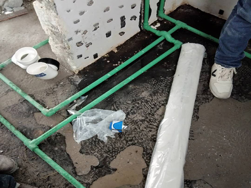 全屋裝修管道布線：第一步：材料進場與檢驗，并核對水電階段的材料品牌規(guī)格。因為就水電改造而言，劣質(zhì)的水電材料會直接影響日常使用甚至可能危害到人身和財產(chǎn)的安全。 第二步：彈線定位標記水管電線的位置，走向要求橫平豎直，然后就是開槽工作。開槽處主要是確定開槽路線，線路開槽可遵循下面三個原則：不破壞原有強電原則、不破壞防水原則，線路最短原則。通過用線的多少來確定PVC管的用料，同時也便于確定管槽的寬度。 第三步：水電布線，即"布管布線"，包括水管排布、電管布線與穿線。 第四步：水電驗收，如若有發(fā)現(xiàn)問題可做及時的修復處理，等到其他項目施工完畢，等發(fā)現(xiàn)問題再做修改就實屬不易。 第五步：封槽，水管安裝后一定要經(jīng)過注水水壓測試。一般使用水泥砂漿進行封槽。封槽的高度不能高于所在平面。封槽一定要嚴實，否則日后造成空鼓現(xiàn)象。