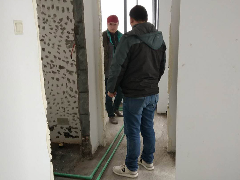 全屋裝修管道布線：第一步：材料進場與檢驗，并核對水電階段的材料品牌規(guī)格。因為就水電改造而言，劣質(zhì)的水電材料會直接影響日常使用甚至可能危害到人身和財產(chǎn)的安全。 第二步：彈線定位標記水管電線的位置，走向要求橫平豎直，然后就是開槽工作。開槽處主要是確定開槽路線，線路開槽可遵循下面三個原則：不破壞原有強電原則、不破壞防水原則，線路最短原則。通過用線的多少來確定PVC管的用料，同時也便于確定管槽的寬度。 第三步：水電布線，即"布管布線"，包括水管排布、電管布線與穿線。 第四步：水電驗收，如若有發(fā)現(xiàn)問題可做及時的修復處理，等到其他項目施工完畢，等發(fā)現(xiàn)問題再做修改就實屬不易。 第五步：封槽，水管安裝后一定要經(jīng)過注水水壓測試。一般使用水泥砂漿進行封槽。封槽的高度不能高于所在平面。封槽一定要嚴實，否則日后造成空鼓現(xiàn)象。