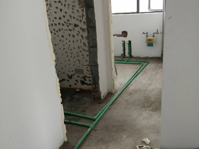 全屋裝修管道布線：第一步：材料進場與檢驗，并核對水電階段的材料品牌規(guī)格。因為就水電改造而言，劣質(zhì)的水電材料會直接影響日常使用甚至可能危害到人身和財產(chǎn)的安全。 第二步：彈線定位標記水管電線的位置，走向要求橫平豎直，然后就是開槽工作。開槽處主要是確定開槽路線，線路開槽可遵循下面三個原則：不破壞原有強電原則、不破壞防水原則，線路最短原則。通過用線的多少來確定PVC管的用料，同時也便于確定管槽的寬度。 第三步：水電布線，即"布管布線"，包括水管排布、電管布線與穿線。 第四步：水電驗收，如若有發(fā)現(xiàn)問題可做及時的修復處理，等到其他項目施工完畢，等發(fā)現(xiàn)問題再做修改就實屬不易。 第五步：封槽，水管安裝后一定要經(jīng)過注水水壓測試。一般使用水泥砂漿進行封槽。封槽的高度不能高于所在平面。封槽一定要嚴實，否則日后造成空鼓現(xiàn)象。
