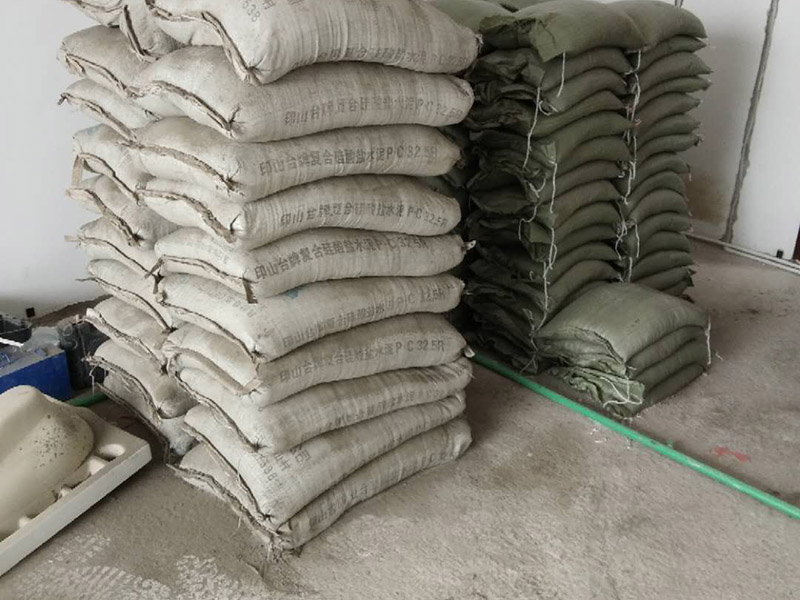 全屋裝修管道布線：第一步：材料進場與檢驗，并核對水電階段的材料品牌規(guī)格。因為就水電改造而言，劣質(zhì)的水電材料會直接影響日常使用甚至可能危害到人身和財產(chǎn)的安全。 第二步：彈線定位標記水管電線的位置，走向要求橫平豎直，然后就是開槽工作。開槽處主要是確定開槽路線，線路開槽可遵循下面三個原則：不破壞原有強電原則、不破壞防水原則，線路最短原則。通過用線的多少來確定PVC管的用料，同時也便于確定管槽的寬度。 第三步：水電布線，即"布管布線"，包括水管排布、電管布線與穿線。 第四步：水電驗收，如若有發(fā)現(xiàn)問題可做及時的修復處理，等到其他項目施工完畢，等發(fā)現(xiàn)問題再做修改就實屬不易。 第五步：封槽，水管安裝后一定要經(jīng)過注水水壓測試。一般使用水泥砂漿進行封槽。封槽的高度不能高于所在平面。封槽一定要嚴實，否則日后造成空鼓現(xiàn)象。