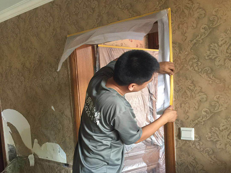 家具樓梯地面保護方案:入戶門的保護 入戶門是各種裝修物料進場以及各種建筑裝修垃圾清理的必經(jīng)之路，這些物品在搬運的過程中，與入戶門發(fā)生磕碰、摩擦的機率大大增加，所以，第一個需要做好成品保護的地方就是入戶門。建議：在裝修開工前直到家具進場期間，都需要對入戶門進行保護！對于這一點，可以使用成品保護膜將門包裹。  二、水電改造時的保護 水電改造屬于隱蔽工程之一，是基礎(chǔ)裝修，其施工的質(zhì)量好壞，對于后期的施工和使用起著非常重要的作用。當水電改造完成后，對各種管線進行規(guī)范的固定，防止脫落，對裸露的線頭進行包裹，防止發(fā)生觸電的危險，地面裸露的線管，做好固定和保護，防止被踩壞，在搬運各種物料的時候不要破壞地面所布的管線。 建議水電改造的成品保護別忽視! 1、電路改造的時候，能開槽的地方盡量開槽。 2、不能開槽的地方一定要做好固定和保護。 3、下水管要封好。 4、對裸露的線頭盡量進行包裹。
