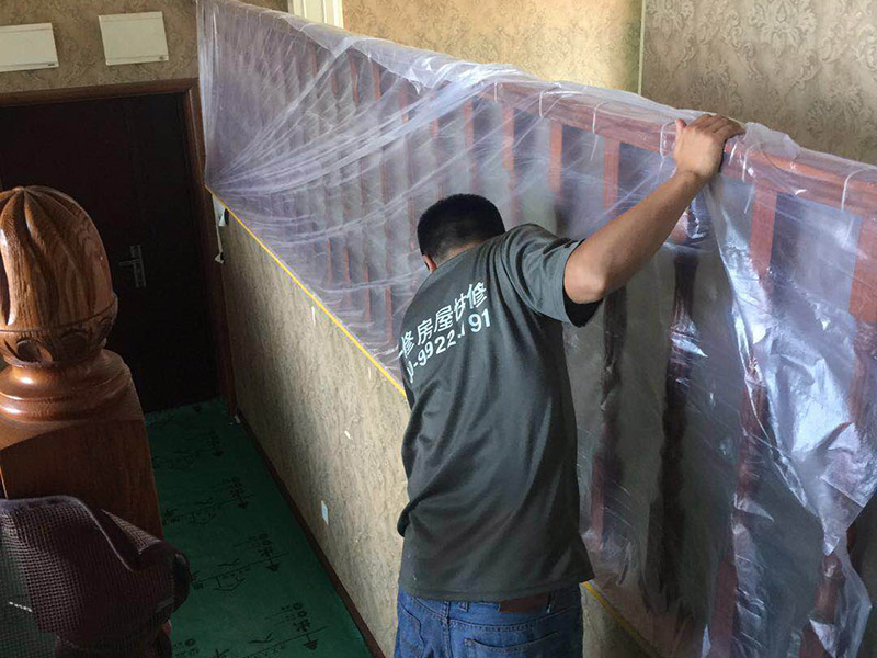 家具樓梯地面保護方案:入戶門的保護 入戶門是各種裝修物料進場以及各種建筑裝修垃圾清理的必經(jīng)之路，這些物品在搬運的過程中，與入戶門發(fā)生磕碰、摩擦的機率大大增加，所以，第一個需要做好成品保護的地方就是入戶門。建議：在裝修開工前直到家具進場期間，都需要對入戶門進行保護！對于這一點，可以使用成品保護膜將門包裹。  二、水電改造時的保護 水電改造屬于隱蔽工程之一，是基礎(chǔ)裝修，其施工的質(zhì)量好壞，對于后期的施工和使用起著非常重要的作用。當水電改造完成后，對各種管線進行規(guī)范的固定，防止脫落，對裸露的線頭進行包裹，防止發(fā)生觸電的危險，地面裸露的線管，做好固定和保護，防止被踩壞，在搬運各種物料的時候不要破壞地面所布的管線。 建議水電改造的成品保護別忽視! 1、電路改造的時候，能開槽的地方盡量開槽。 2、不能開槽的地方一定要做好固定和保護。 3、下水管要封好。 4、對裸露的線頭盡量進行包裹。