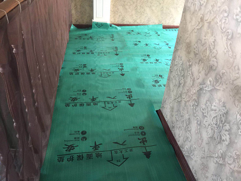 家具樓梯地面保護方案:入戶門的保護 入戶門是各種裝修物料進場以及各種建筑裝修垃圾清理的必經(jīng)之路，這些物品在搬運的過程中，與入戶門發(fā)生磕碰、摩擦的機率大大增加，所以，第一個需要做好成品保護的地方就是入戶門。建議：在裝修開工前直到家具進場期間，都需要對入戶門進行保護！對于這一點，可以使用成品保護膜將門包裹。  二、水電改造時的保護 水電改造屬于隱蔽工程之一，是基礎(chǔ)裝修，其施工的質(zhì)量好壞，對于后期的施工和使用起著非常重要的作用。當水電改造完成后，對各種管線進行規(guī)范的固定，防止脫落，對裸露的線頭進行包裹，防止發(fā)生觸電的危險，地面裸露的線管，做好固定和保護，防止被踩壞，在搬運各種物料的時候不要破壞地面所布的管線。 建議水電改造的成品保護別忽視! 1、電路改造的時候，能開槽的地方盡量開槽。 2、不能開槽的地方一定要做好固定和保護。 3、下水管要封好。 4、對裸露的線頭盡量進行包裹。