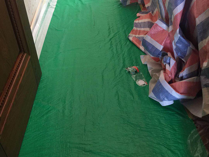 家具樓梯地面保護方案:入戶門的保護 入戶門是各種裝修物料進場以及各種建筑裝修垃圾清理的必經(jīng)之路，這些物品在搬運的過程中，與入戶門發(fā)生磕碰、摩擦的機率大大增加，所以，第一個需要做好成品保護的地方就是入戶門。建議：在裝修開工前直到家具進場期間，都需要對入戶門進行保護！對于這一點，可以使用成品保護膜將門包裹。  二、水電改造時的保護 水電改造屬于隱蔽工程之一，是基礎(chǔ)裝修，其施工的質(zhì)量好壞，對于后期的施工和使用起著非常重要的作用。當水電改造完成后，對各種管線進行規(guī)范的固定，防止脫落，對裸露的線頭進行包裹，防止發(fā)生觸電的危險，地面裸露的線管，做好固定和保護，防止被踩壞，在搬運各種物料的時候不要破壞地面所布的管線。 建議水電改造的成品保護別忽視! 1、電路改造的時候，能開槽的地方盡量開槽。 2、不能開槽的地方一定要做好固定和保護。 3、下水管要封好。 4、對裸露的線頭盡量進行包裹。