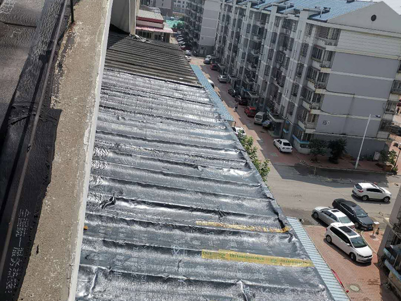 陽臺雨棚防水處理：1.清潔雨棚的表面;2.在需防水處理的區(qū)域涂上基層防水涂料，當(dāng)其仍為濕潤時，把適合尺寸的縫織聚酯布鋪于其上，確?？p織聚酯布不起泡，不起皺，再用基層防水涂料浸透縫織聚酯布，至全干;3.最后涂兩層表層防水涂料;4.養(yǎng)護。