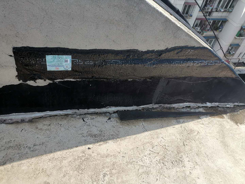 陽臺雨棚防水處理：1.清潔雨棚的表面;2.在需防水處理的區(qū)域涂上基層防水涂料，當(dāng)其仍為濕潤時，把適合尺寸的縫織聚酯布鋪于其上，確保縫織聚酯布不起泡，不起皺，再用基層防水涂料浸透縫織聚酯布，至全干;3.最后涂兩層表層防水涂料;4.養(yǎng)護。