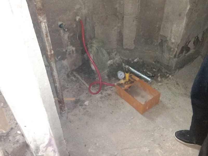 衛(wèi)生間管道打壓安裝：其使用方法是把冷熱水管用軟管連接在一起這個冷熱水形成一個圈，成一根管了，試壓器接在任何一個出水口都可以這時的壓力指針是0個壓。當(dāng)所有水管通路全部焊接好后才可以試壓，在測壓前要封堵所有的堵頭，關(guān)閉進(jìn)水總管的閥門。測壓時，搖動千斤頂?shù)膲簵U直到壓力表的指針指向0.9-1.0左右，也就是說現(xiàn)在的壓力是正常水壓的3倍保持這個壓力值一定時間。不同的水管測壓時間不一樣，PPR、鋁塑PPR、鋼塑PPR等焊接管是30分鐘（只能超出不能少）。鋁塑管就是銅接頭的那種，它的時間是4個小時（半個工作日）。鍍鋅管是4個小時也是半個工作日。
