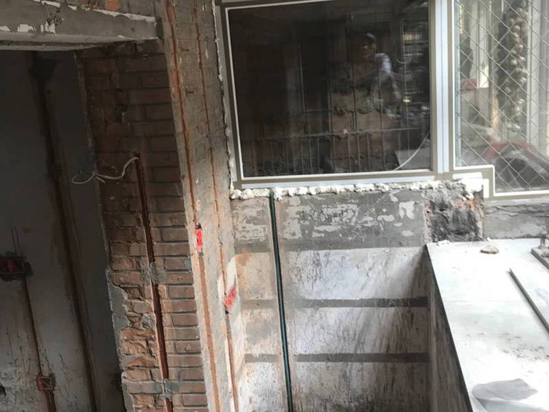陽臺電路改造：施工之前，首先要繪制電路布線圖，通常設(shè)計師都會提供相應(yīng)的圖紙，布線圖是電路改造的基礎(chǔ)，整個空間的電路管線位置必須按照布線圖的設(shè)計嚴格執(zhí)行。根據(jù)布線圖的要求，經(jīng)過精細測量，確定管線走向、標(biāo)高和開關(guān)、插座、燈具等設(shè)備的位置，并用墨盒線進行表示。 最后，確定主要電器的位置嗎，并在相應(yīng)位置上做好標(biāo)記，電器定位主要需要注意空調(diào)定位、排氣扇、熱水器的定位，電視、電話、網(wǎng)線的定位。