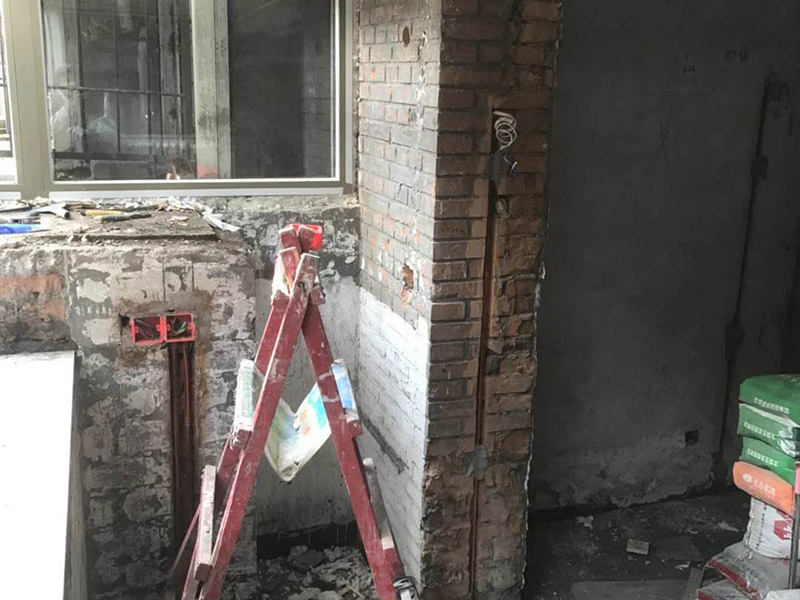 陽臺電路改造：施工之前，首先要繪制電路布線圖，通常設(shè)計師都會提供相應(yīng)的圖紙，布線圖是電路改造的基礎(chǔ)，整個空間的電路管線位置必須按照布線圖的設(shè)計嚴格執(zhí)行。根據(jù)布線圖的要求，經(jīng)過精細測量，確定管線走向、標(biāo)高和開關(guān)、插座、燈具等設(shè)備的位置，并用墨盒線進行表示。 最后，確定主要電器的位置嗎，并在相應(yīng)位置上做好標(biāo)記，電器定位主要需要注意空調(diào)定位、排氣扇、熱水器的定位，電視、電話、網(wǎng)線的定位。