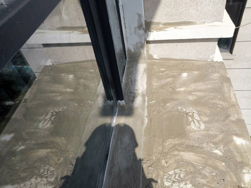 窗戶外墻防水維修:首先在對防水墻處理的時候一定要對墻體進行檢查，看一看墻體有什么裂縫，或者不均勻的地方，這些地方需要處理過后才能對墻體進行防水處理。嚴禁在墻面上留下空，裂縫，凹凸不平等問題，而且在外部進入室內(nèi)的管子穿過墻體的也要做好密封性。找平層施工應該注意以下注意事項。 ⑴砂漿應嚴格按配比進行，嚴格計量，控制水灰比，嚴禁施工過程中隨意摻水； ⑵對抹灰砂漿應分層抹灰，尤其是高層建筑，局部外墻抹灰較厚，這就需要進行分層批灰，每層抹灰厚度不應超過2㎝，如厚度過大，在分層處應設(shè)鋼絲網(wǎng)； ⑶批灰砂漿可用聚合物防水砂漿； ⑷外墻抹灰腳手架拉接筋等，應切割后，喇叭口抹實壓平，定漿后，可用鐵抹子切成反搓，然后再刷一道素水泥漿。