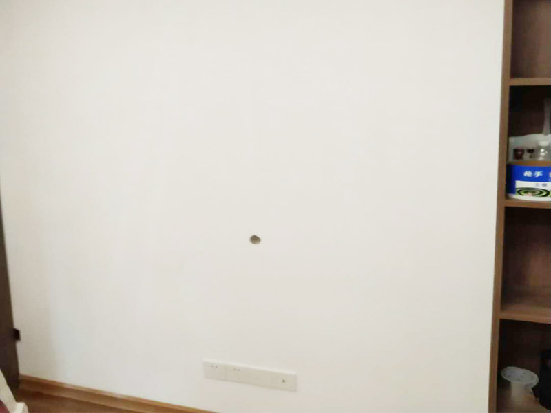 電視背景墻裝修：首先需要量背景墻的尺寸，然后記錄下來，可以去網上或者實體店購買墻布。要注意尺寸要留有余地，才能進行處理。要對貼墻布的墻面先進行處理，墻面如果是剛做好的水泥漆，干了就可以操作。如果是普通的墻面，需要先做基膜。把購買來的墻布展開，然后站到梯椅上，把墻布對角貼上去。要注意張貼的平整，不能一邊高一邊低。用手按壓住墻布，然后用刮片把墻布刮平。刮角落的時候，要注意用力刮平，不要有褶皺或者翹角。墻布刮好后，要用鋒利的刀片，進行修邊處理，電線孔也要用刀片割開。修邊好后，也要用刮片再刮一遍。裁剪邊框的墻紙，按照同樣步驟張貼。張貼好后，用布擦一下，防止膠水沾住。查看張貼效果，關上窗戶。