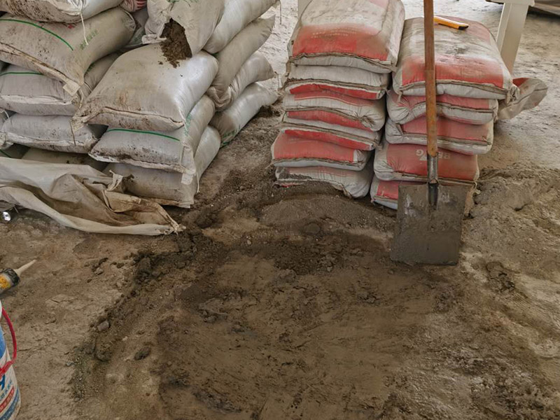 客廳瓷磚鋪貼:鋪貼前，先將所鋪平面表面的塵土、雜物等徹底清掃干凈，平面不能有空鼓、開裂和起砂等現(xiàn)象，如果存在這些現(xiàn)象，要先進行修復(fù)處理，在鋪設(shè)瓷磚。鋪設(shè)地磚施工前，要先在地面彈出十字線，從而控制地磚分隔尺寸。然后要選用1:3干硬性水泥砂漿，砂漿的厚度要在25mm左右。把瓷磚按照要求放在水泥砂漿上，用橡皮錘輕輕敲擊瓷磚的表面，直至瓷磚鋪貼平整。鋪貼完瓷磚后，要進行勾縫處理，先清理干凈瓷磚縫隙里的雜質(zhì)，再用專用填縫劑進行勾縫處理。
