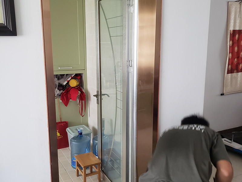 不銹鋼門套安裝：1、檢查門洞口的陰角是否都成方形，各門洞口的上沿是否在一條水平線上，從基準(zhǔn)線上測量各門口的上沿水平線，用大芯板做襯板釘在門洞內(nèi)，裝襯板一般直接釘在墻上，如果縫隙較大，可做支架，用大芯板將縫隙塞滿，或先打好木楔用水泥砂漿做好，待水泥干后，再裝襯板，如果縫隙小時，可用水泥砂漿或石膏粉堵縫;縫隙大時，不能先安裝大芯板，然后用水泥填滿門與墻的空洞。 2、裝橫向的襯板，然后裝豎向的襯板，需要先進(jìn)行試釘，等到襯板平直后，側(cè)面與墻面平齊，用釘子釘死并將釘帽沖入大芯板內(nèi)。 3、重新校正門套，校正好的門套下面要用等寬的木條頂住，防止變形。一般門套立好后不急于貼飾面板，主要是利于成品保護(hù)。按照門套施工工序的要求，裝貼飾面板時，依舊需要校正門套。