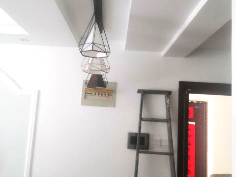 浴室柜及燈具安裝：安裝前，檢查零配件是否齊全。安裝三角閥，確保冷熱進(jìn)水管保持齊平。測(cè)量距離，安裝下水管。涂抹膠水要均勻，確保管與管間連接緊密。安裝柜角，看所有角是否在同一水平。裝好后可做適當(dāng)?shù)恼{(diào)整。將浴室柜靠墻放好。看進(jìn)出水管位置是否得當(dāng)，不合適時(shí)需做一定改動(dòng)。安裝臺(tái)盆的龍頭。龍頭最好與浴室柜配套購(gòu)買，這樣出水角度較為適合。用螺母固定臺(tái)盆龍頭。固定時(shí)一只手要扶好龍頭，以免裝好后位置偏離。將裝好龍頭的臺(tái)盆放在浴室柜上，調(diào)整位置到最佳為止。連接臺(tái)盆的進(jìn)出水管及下水，長(zhǎng)度適當(dāng)，位置合理。裝好柜體的把手，并進(jìn)行適
