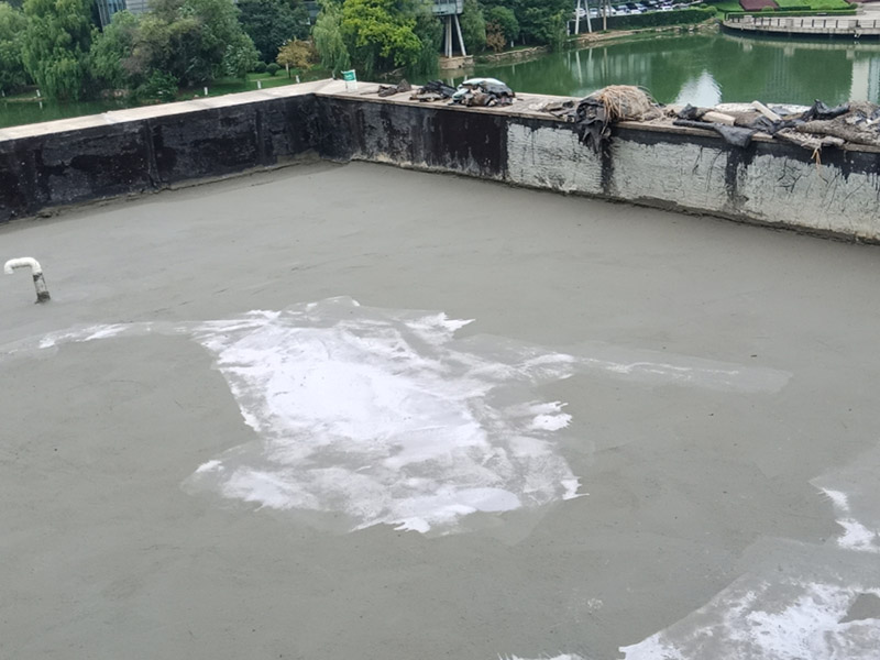 樓頂防水施工：樓頂防水施工之前，首先要確定樓頂是否能夠正常排水，如果可以才能進(jìn)行防水施工；若樓頂設(shè)有比較多的漏水點(diǎn)，可以先在樓頂鋪一層卷材防水材料，鋪完別忘了還要再鋪一層保護(hù)層;在樓頂出現(xiàn)裂縫的情況下，應(yīng)先用堵漏材料修補(bǔ)裂縫，然后在裂縫四周涂抹一層水泥基防水涂料，再用水泥砂漿做一個(gè)保護(hù)層。