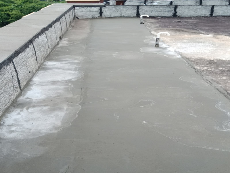 樓頂防水施工：樓頂防水施工之前，首先要確定樓頂是否能夠正常排水，如果可以才能進(jìn)行防水施工；若樓頂設(shè)有比較多的漏水點(diǎn)，可以先在樓頂鋪一層卷材防水材料，鋪完別忘了還要再鋪一層保護(hù)層;在樓頂出現(xiàn)裂縫的情況下，應(yīng)先用堵漏材料修補(bǔ)裂縫，然后在裂縫四周涂抹一層水泥基防水涂料，再用水泥砂漿做一個(gè)保護(hù)層。