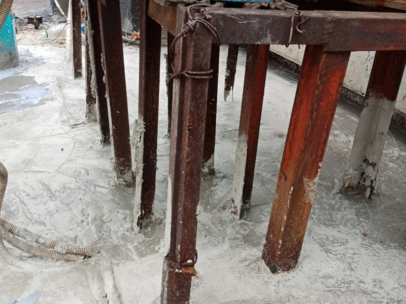 樓頂防水施工：樓頂防水施工之前，首先要確定樓頂是否能夠正常排水，如果可以才能進(jìn)行防水施工；若樓頂設(shè)有比較多的漏水點(diǎn)，可以先在樓頂鋪一層卷材防水材料，鋪完別忘了還要再鋪一層保護(hù)層;在樓頂出現(xiàn)裂縫的情況下，應(yīng)先用堵漏材料修補(bǔ)裂縫，然后在裂縫四周涂抹一層水泥基防水涂料，再用水泥砂漿做一個(gè)保護(hù)層。