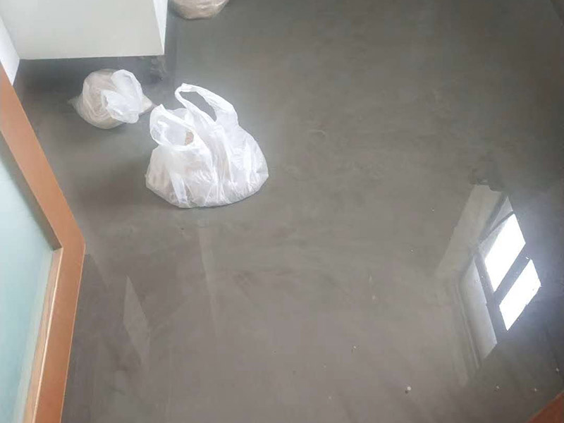 廁所地面閉水試驗：防水施工完成，24小時后可做閉水試驗；把地漏和管道口周邊進行暫時封堵；在門口砌20CM高的擋墻；開始蓄水，深度5-20厘米，做好水位標記；蓄水時間48～72小時；第一天閉水后，看水位線是否有明顯下降，如果有，請及時檢查樓下屋頂和管道周邊是否有滲漏，如果沒有，繼續(xù)閉水；第三天閉水完畢，全面檢查樓下天花板和屋頂管道周邊。完全合格后進行下一道工序。