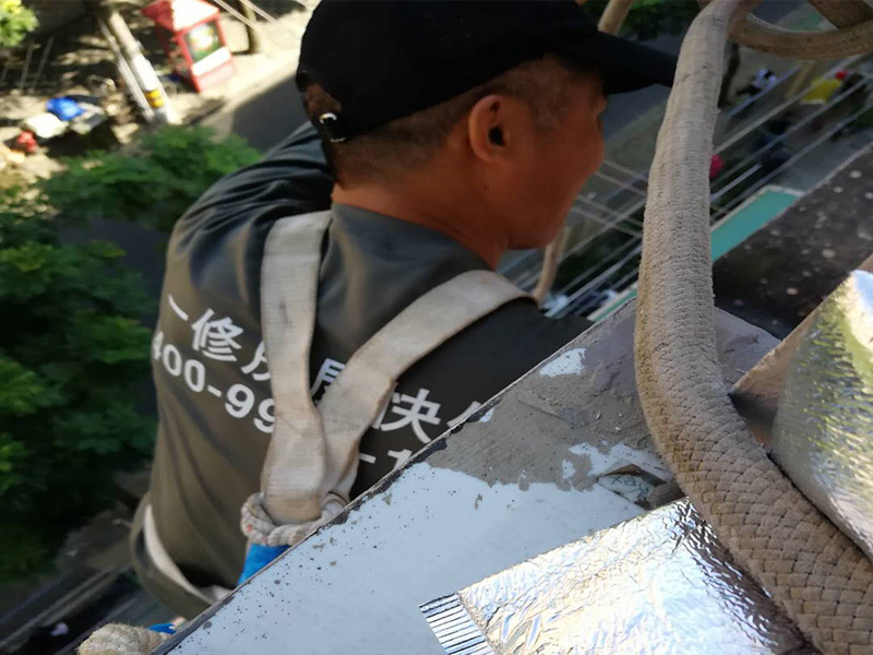 外墻下水管安裝：安裝準備→預制加工→干管安裝→立管安裝→支管安裝→卡件固定 →封口堵洞→閉水試驗→通水試驗 首先剔出吊卡孔洞或復查預埋件是否合適。清理場地，按需要支搭操作平臺。將預制好的支管按編號運至現(xiàn)場。清除各粘接部位的污物及水分。將支管水平初步吊起，涂抹粘接劑，用力推入預留管口。
